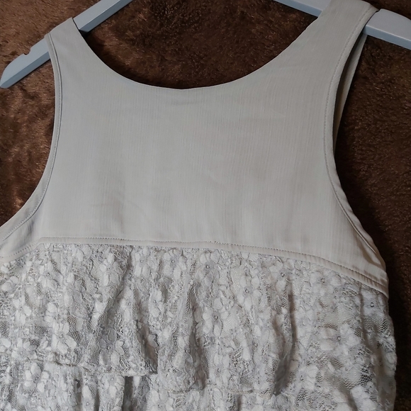 Little lace gray top.. sleeveless and perfect fit for jeans day - Picture 8 of 11